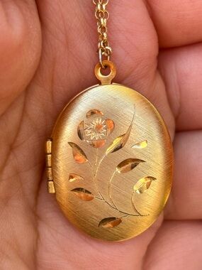 Vintage Gold Tone Floral Locket Necklace Gold Filled Chain 18”